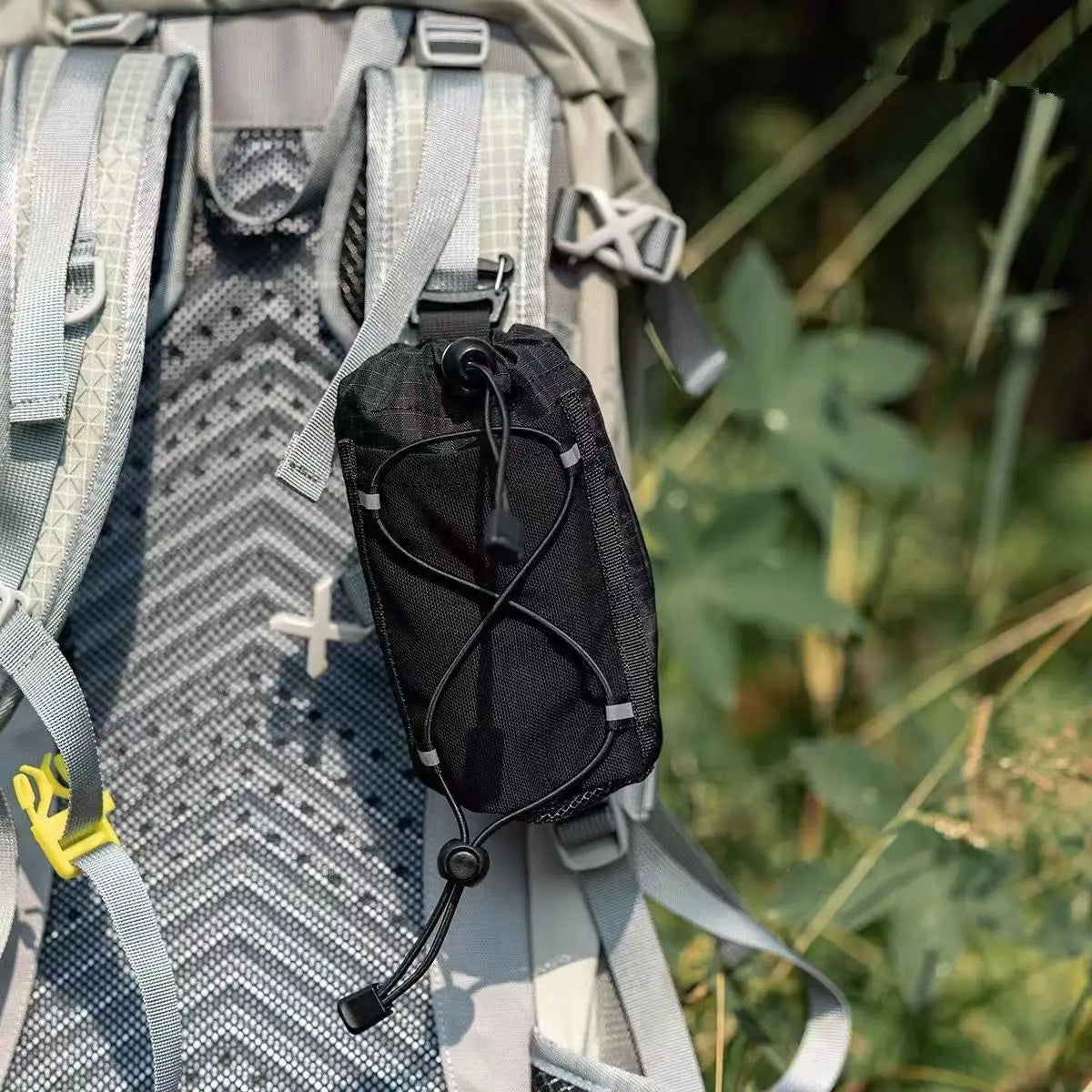 Praktische Trinkflaschen-Halterung für Outdoor-Aktivitäten – clever-campen Ansicht 2