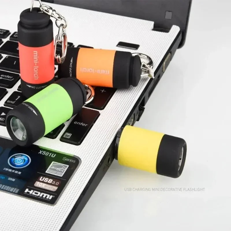 Mini LED Taschenlampe USB wiederaufladbar Schlüsselanhänger – clever-campen Ansicht 4