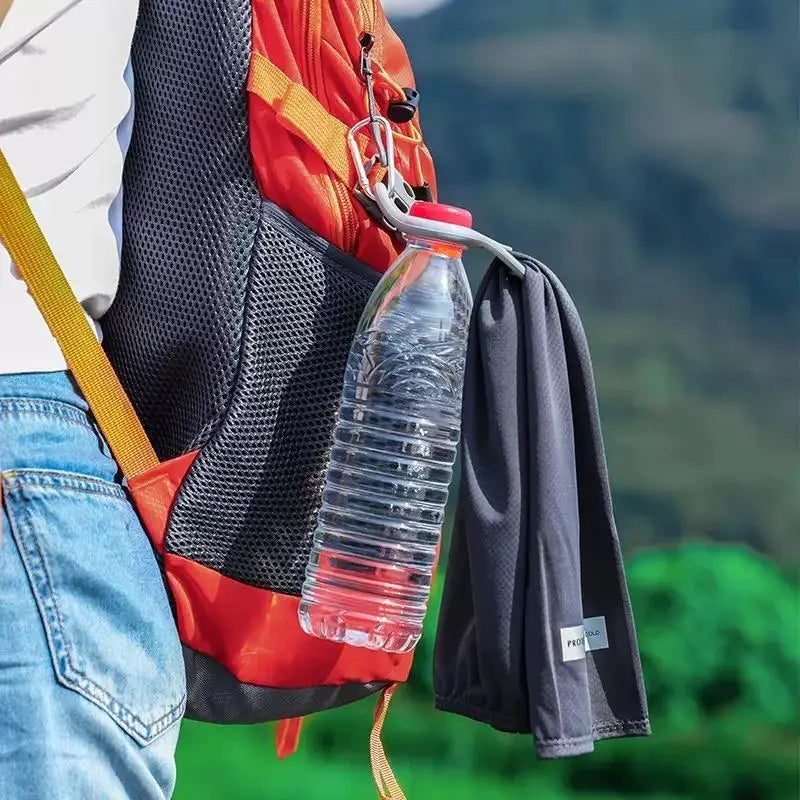 Trinkflaschen Halter mit Karabiner für Outdoor-Aktivitäten – clever-campen Ansicht 2