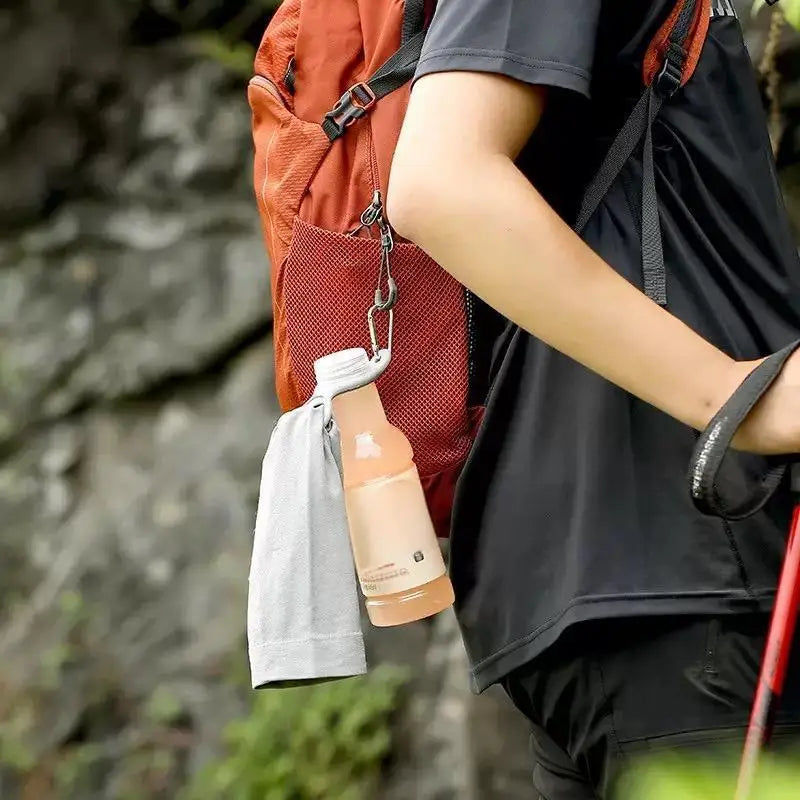 Trinkflaschen Halter mit Karabiner für Outdoor-Aktivitäten – clever-campen Ansicht 3