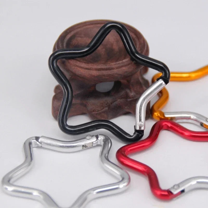 Sternförmiger Karabiner Clip für Rucksäcke und Taschen – clever-campen Ansicht 3
